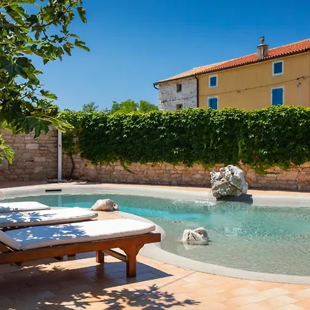 Family Elizabeta With Pool In Umag